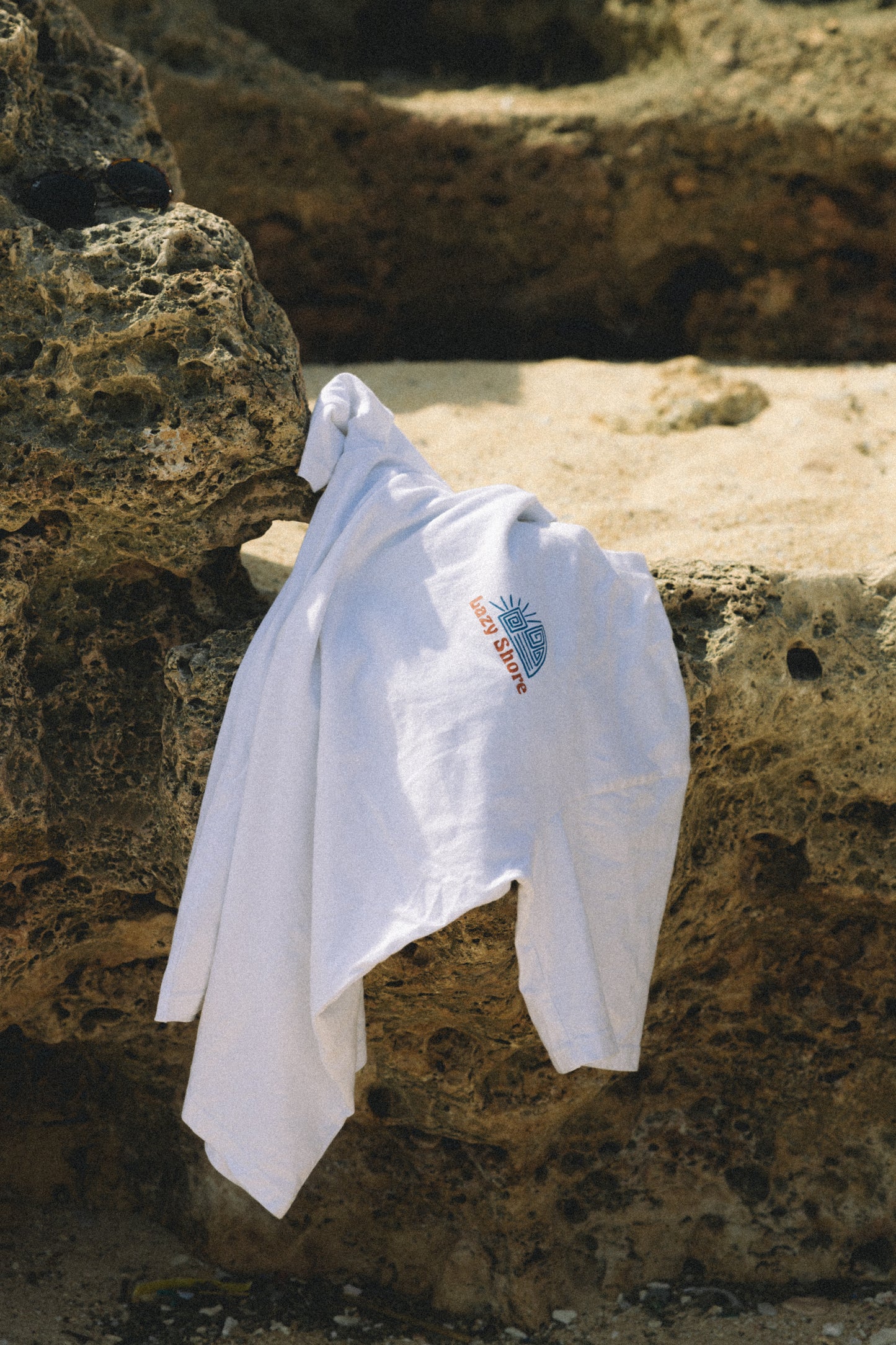 Lazy Shore Logo Tシャツ / ホワイト